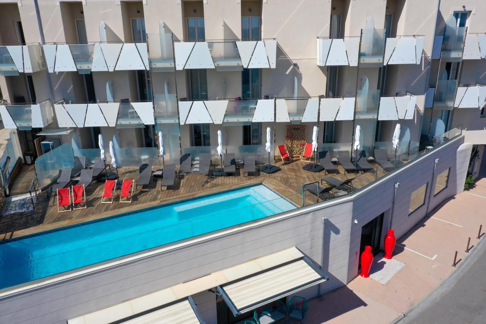 קאלבי Hotel Mediterranee מראה חיצוני תמונה